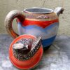 Antique Satsuma Moriage teapot – Geisha with shamisen & dragon head, Japan, c.1930 (8) Antieke Satsuma Moriage theepot – Geisha met shamisen & drakenkop, Japan | Antique Satsuma Moriage teapot – Geisha with shamisen & dragon head, Japan, c.1930