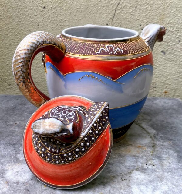 Antique Satsuma Moriage teapot – Geisha with shamisen & dragon head, Japan, c.1930 (8) Antieke Satsuma Moriage theepot – Geisha met shamisen & drakenkop, Japan | Antique Satsuma Moriage teapot – Geisha with shamisen & dragon head, Japan, c.1930