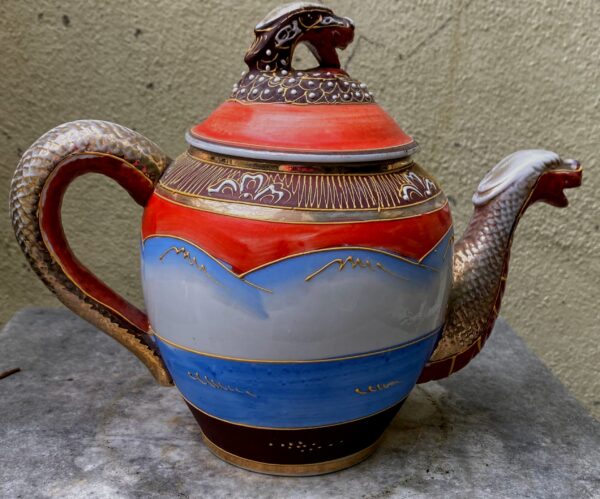 Antique Satsuma Moriage teapot – Geisha with shamisen & dragon head, Japan, c.1930 (9) Antieke Satsuma Moriage theepot – Geisha met shamisen & drakenkop, Japan | Antique Satsuma Moriage teapot – Geisha with shamisen & dragon head, Japan, c.1930