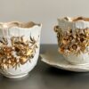 Antieke Victoriaanse porseleinen koffietassen met vergulde bloemappliques | Antique Victorian porcelain coffee cups with gilt floral appliqués – c.1850