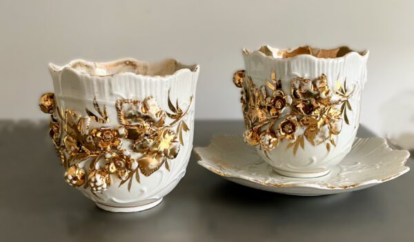 Antieke Victoriaanse porseleinen koffietassen met vergulde bloemappliques | Antique Victorian porcelain coffee cups with gilt floral appliqués – c.1850