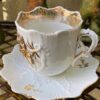Antieke Victoriaanse porseleinen koffietassen met vergulde bloemappliques | Antique Victorian porcelain coffee cups with gilt floral appliqués – c.1850