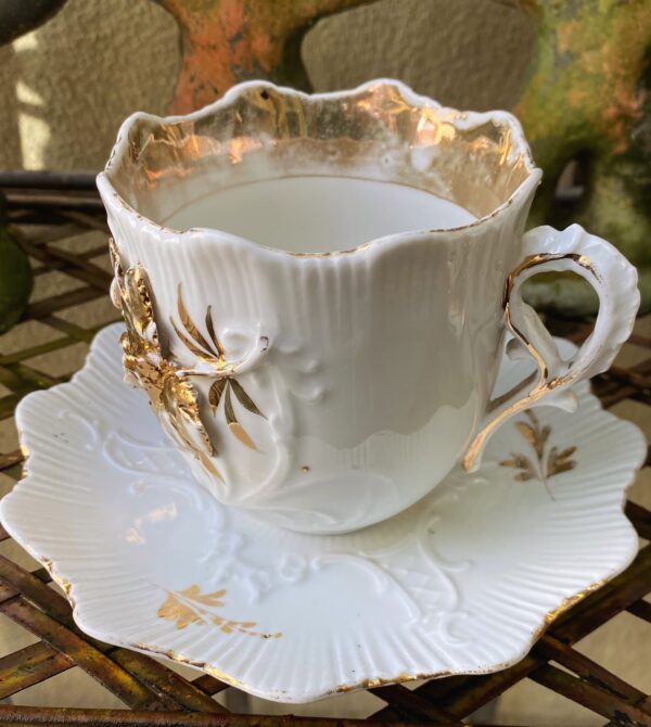 Antieke Victoriaanse porseleinen koffietassen met vergulde bloemappliques | Antique Victorian porcelain coffee cups with gilt floral appliqués – c.1850