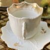 Antieke Victoriaanse porseleinen koffietassen met vergulde bloemappliques | Antique Victorian porcelain coffee cups with gilt floral appliqués – c.1850