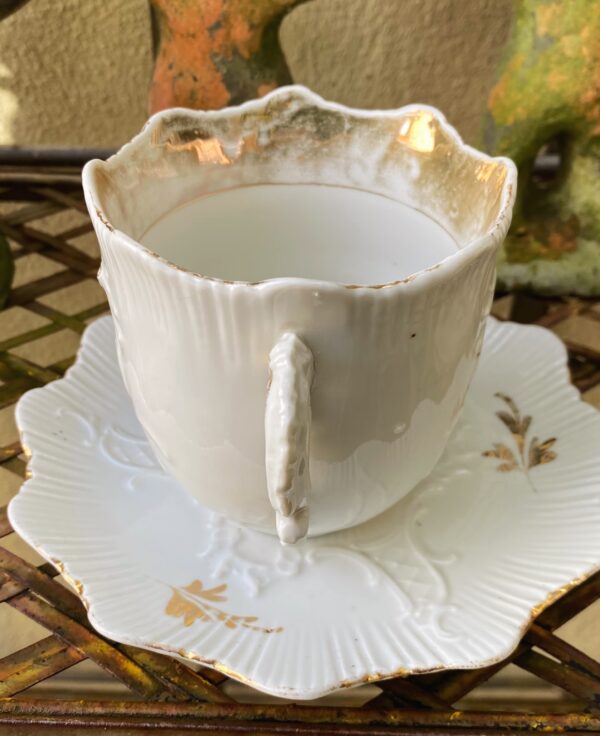 Antieke Victoriaanse porseleinen koffietassen met vergulde bloemappliques | Antique Victorian porcelain coffee cups with gilt floral appliqués – c.1850