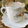 Antieke Victoriaanse porseleinen koffietassen met vergulde bloemappliques | Antique Victorian porcelain coffee cups with gilt floral appliqués – c.1850