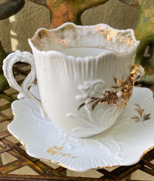 Antieke Victoriaanse porseleinen koffietassen met vergulde bloemappliques | Antique Victorian porcelain coffee cups with gilt floral appliqués – c.1850