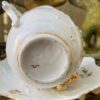 Antieke Victoriaanse porseleinen koffietassen met vergulde bloemappliques | Antique Victorian porcelain coffee cups with gilt floral appliqués – c.1850