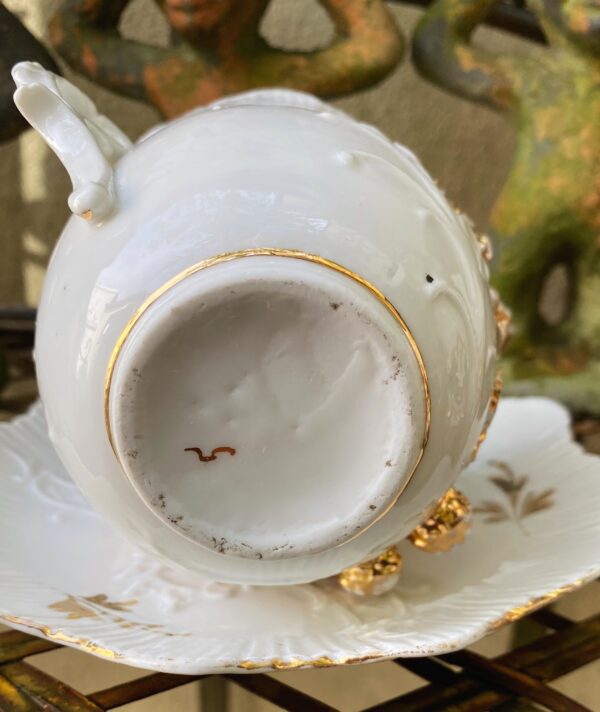 Antieke Victoriaanse porseleinen koffietassen met vergulde bloemappliques | Antique Victorian porcelain coffee cups with gilt floral appliqués – c.1850
