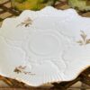 Antieke Victoriaanse porseleinen koffietassen met vergulde bloemappliques | Antique Victorian porcelain coffee cups with gilt floral appliqués – c.1850