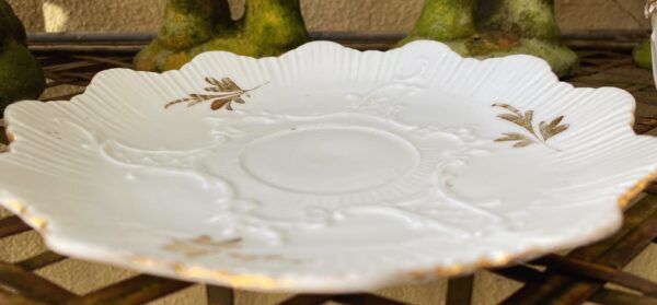 Antieke Victoriaanse porseleinen koffietassen met vergulde bloemappliques | Antique Victorian porcelain coffee cups with gilt floral appliqués – c.1850