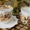 Antieke Victoriaanse porseleinen koffietassen met vergulde bloemappliques | Antique Victorian porcelain coffee cups with gilt floral appliqués – c.1850