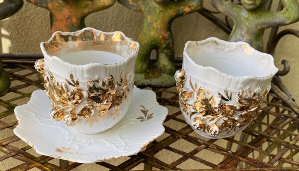 Antieke Victoriaanse porseleinen koffietassen met vergulde bloemappliques | Antique Victorian porcelain coffee cups with gilt floral appliqués – c.1850