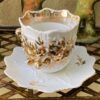 Antieke Victoriaanse porseleinen koffietassen met vergulde bloemappliques | Antique Victorian porcelain coffee cups with gilt floral appliqués – c.1850
