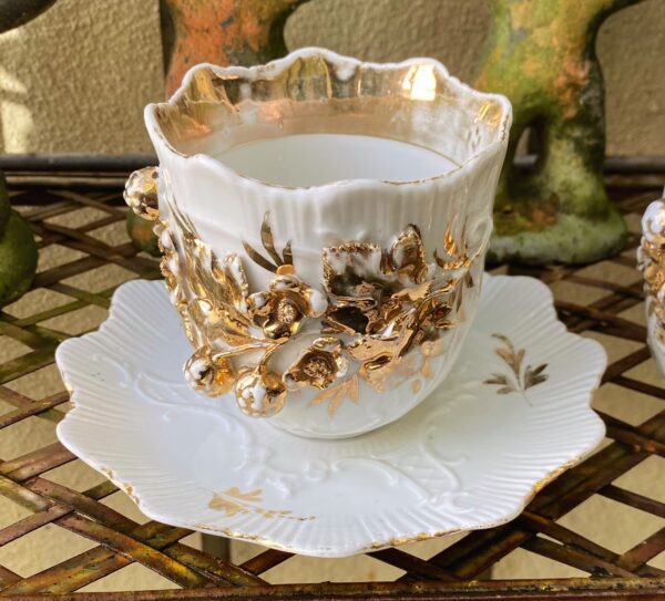 Antieke Victoriaanse porseleinen koffietassen met vergulde bloemappliques | Antique Victorian porcelain coffee cups with gilt floral appliqués – c.1850