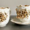 Antieke Victoriaanse porseleinen koffietassen met vergulde bloemappliques | Antique Victorian porcelain coffee cups with gilt floral appliqués – c.1850