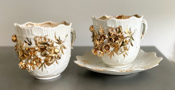 Antieke Victoriaanse porseleinen koffietassen met vergulde bloemappliques | Antique Victorian porcelain coffee cups with gilt floral appliqués – c.1850