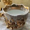 Antieke Victoriaanse porseleinen koffietassen met vergulde bloemappliques | Antique Victorian porcelain coffee cups with gilt floral appliqués – c.1850