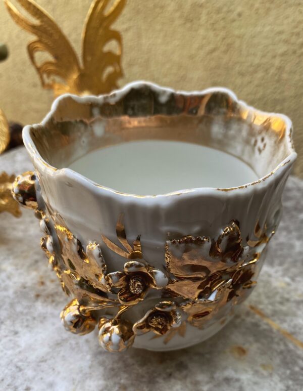 Antieke Victoriaanse porseleinen koffietassen met vergulde bloemappliques | Antique Victorian porcelain coffee cups with gilt floral appliqués – c.1850