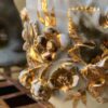 Antieke Victoriaanse porseleinen koffietassen met vergulde bloemappliques | Antique Victorian porcelain coffee cups with gilt floral appliqués – c.1850
