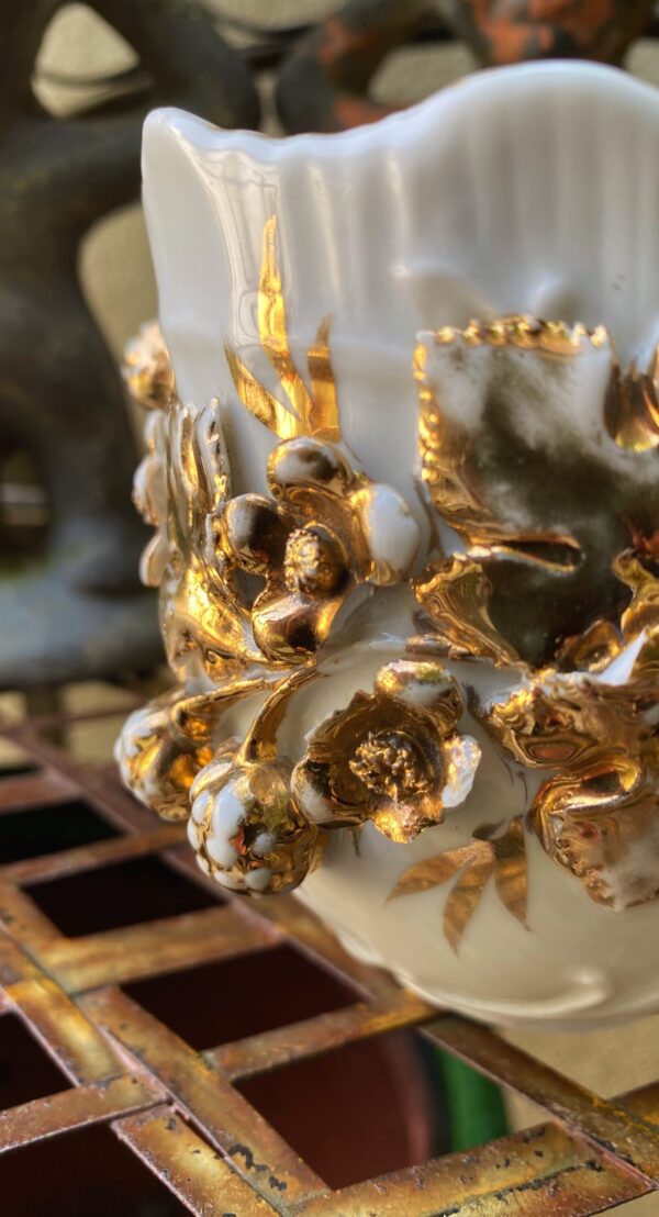 Antieke Victoriaanse porseleinen koffietassen met vergulde bloemappliques | Antique Victorian porcelain coffee cups with gilt floral appliqués – c.1850