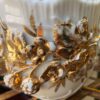 Antieke Victoriaanse porseleinen koffietassen met vergulde bloemappliques | Antique Victorian porcelain coffee cups with gilt floral appliqués – c.1850