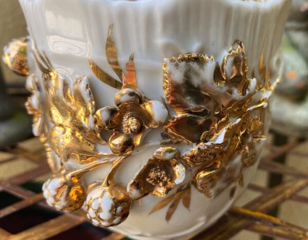 Antieke Victoriaanse porseleinen koffietassen met vergulde bloemappliques | Antique Victorian porcelain coffee cups with gilt floral appliqués – c.1850
