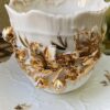 Antieke Victoriaanse porseleinen koffietassen met vergulde bloemappliques | Antique Victorian porcelain coffee cups with gilt floral appliqués – c.1850
