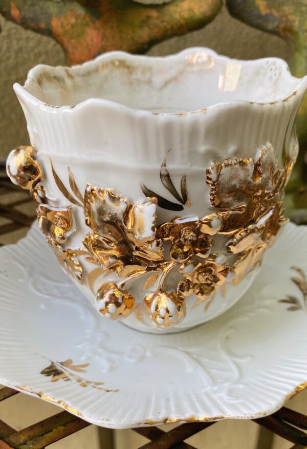 Antieke Victoriaanse porseleinen koffietassen met vergulde bloemappliques | Antique Victorian porcelain coffee cups with gilt floral appliqués – c.1850