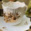 Antieke Victoriaanse porseleinen koffietassen met vergulde bloemappliques | Antique Victorian porcelain coffee cups with gilt floral appliqués – c.1850