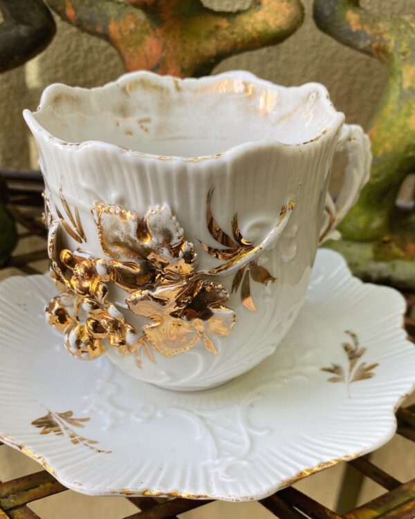 Antieke Victoriaanse porseleinen koffietassen met vergulde bloemappliques | Antique Victorian porcelain coffee cups with gilt floral appliqués – c.1850