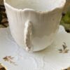Antieke Victoriaanse porseleinen koffietassen met vergulde bloemappliques | Antique Victorian porcelain coffee cups with gilt floral appliqués – c.1850
