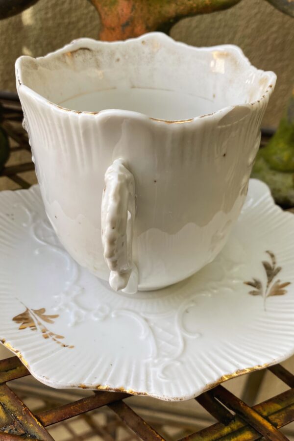 Antieke Victoriaanse porseleinen koffietassen met vergulde bloemappliques | Antique Victorian porcelain coffee cups with gilt floral appliqués – c.1850