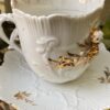 Antieke Victoriaanse porseleinen koffietassen met vergulde bloemappliques | Antique Victorian porcelain coffee cups with gilt floral appliqués – c.1850