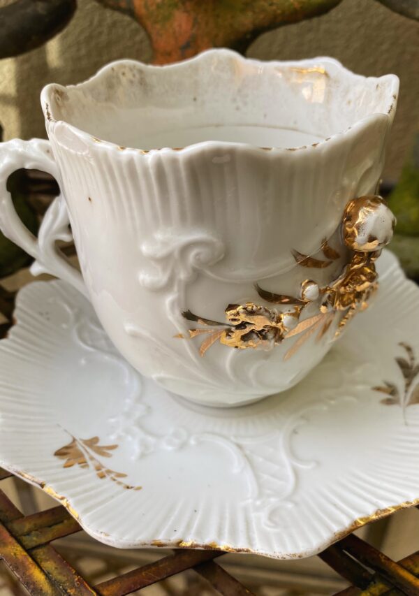 Antieke Victoriaanse porseleinen koffietassen met vergulde bloemappliques | Antique Victorian porcelain coffee cups with gilt floral appliqués – c.1850