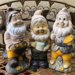 Antieke aardewerken tuinkabouters met vervaagde verflaag – Antique earthenware garden gnomes with faded paint – ca. 1950