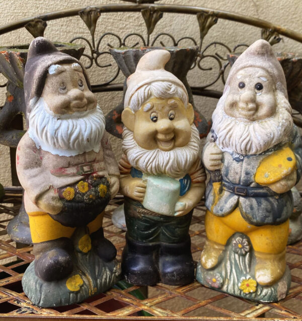 Antique earthenware garden gnomes with faded paint – ca. 1950 (1) Antieke aardewerken tuinkabouters met vervaagde verflaag – Antique earthenware garden gnomes with faded paint – ca. 1950