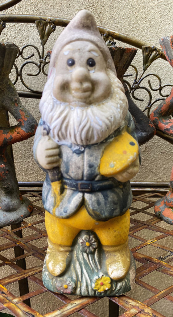 Antique earthenware garden gnomes with faded paint – ca. 1950 (10) Antieke aardewerken tuinkabouters met vervaagde verflaag – Antique earthenware garden gnomes with faded paint – ca. 1950