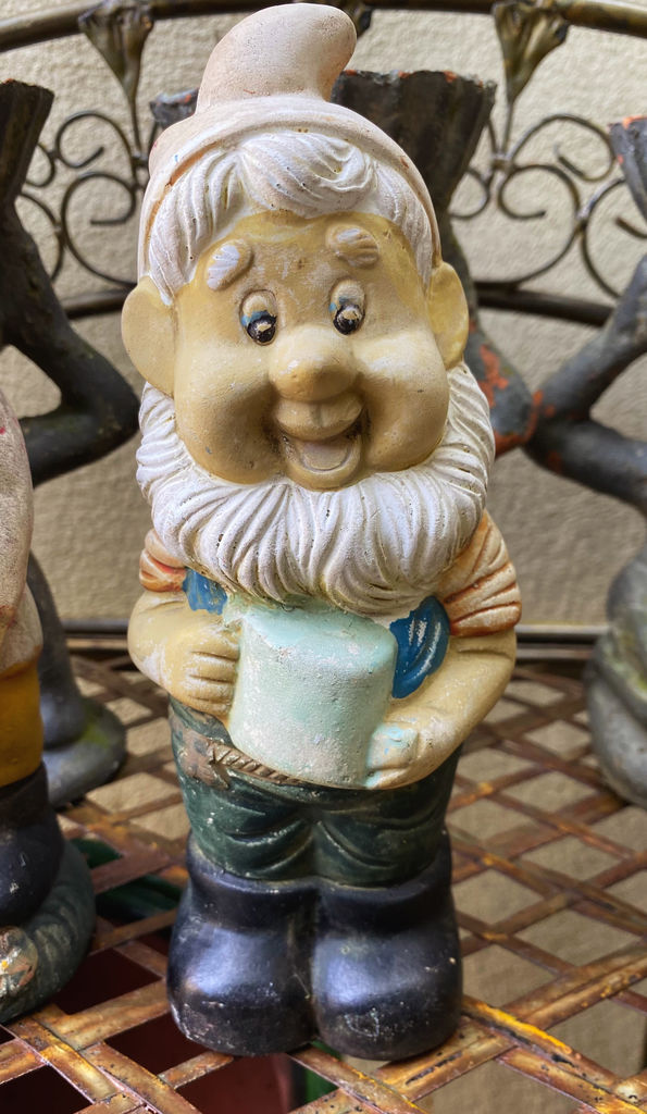 Antique earthenware garden gnomes with faded paint – ca. 1950 (11) Antieke aardewerken tuinkabouters met vervaagde verflaag – Antique earthenware garden gnomes with faded paint – ca. 1950
