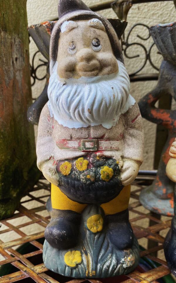 Antique earthenware garden gnomes with faded paint – ca. 1950 (12) Antieke aardewerken tuinkabouters met vervaagde verflaag – Antique earthenware garden gnomes with faded paint – ca. 1950