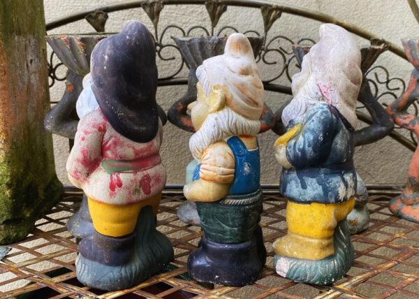 Antique earthenware garden gnomes with faded paint – ca. 1950 (13) Antieke aardewerken tuinkabouters met vervaagde verflaag – Antique earthenware garden gnomes with faded paint – ca. 1950