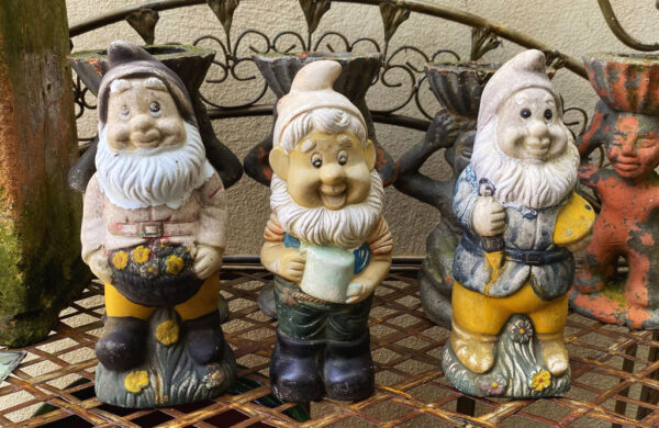 Antique earthenware garden gnomes with faded paint – ca. 1950 (14) Antieke aardewerken tuinkabouters met vervaagde verflaag – Antique earthenware garden gnomes with faded paint – ca. 1950