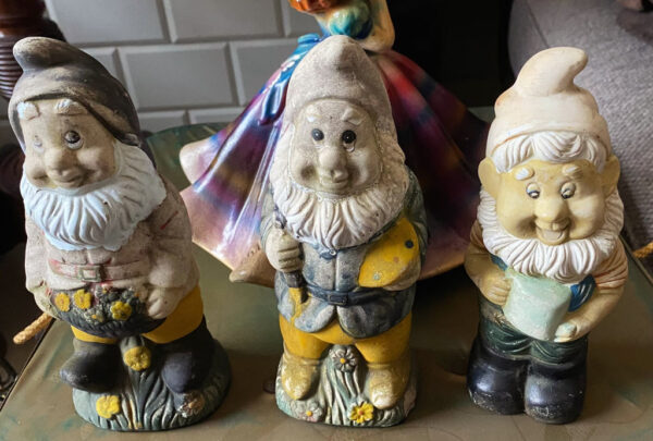 Antique earthenware garden gnomes with faded paint – ca. 1950 (2) Antieke aardewerken tuinkabouters met vervaagde verflaag – Antique earthenware garden gnomes with faded paint – ca. 1950
