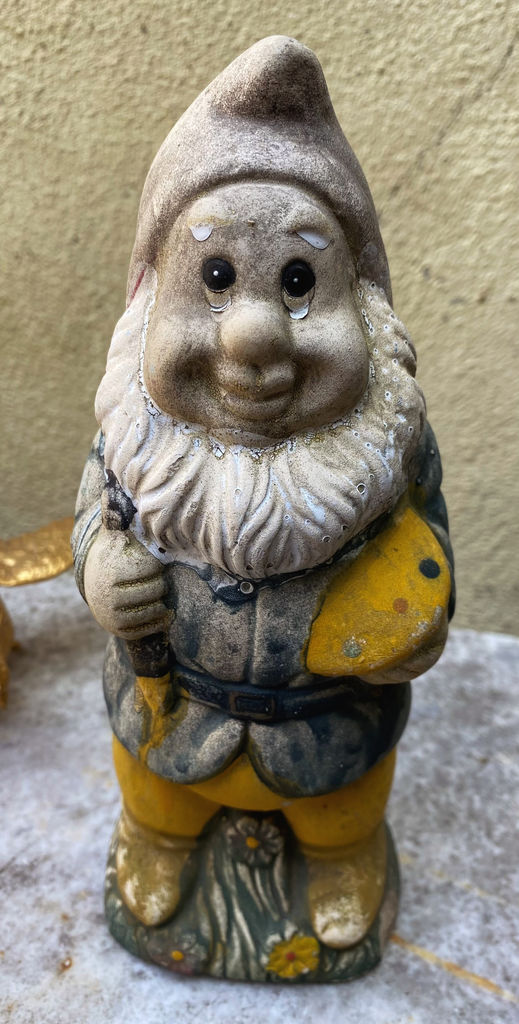 Antique earthenware garden gnomes with faded paint – ca. 1950 (20) Antieke aardewerken tuinkabouters met vervaagde verflaag – Antique earthenware garden gnomes with faded paint – ca. 1950