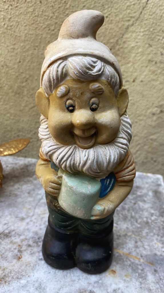 Antique earthenware garden gnomes with faded paint – ca. 1950 (4) Antieke aardewerken tuinkabouters met vervaagde verflaag – Antique earthenware garden gnomes with faded paint – ca. 1950