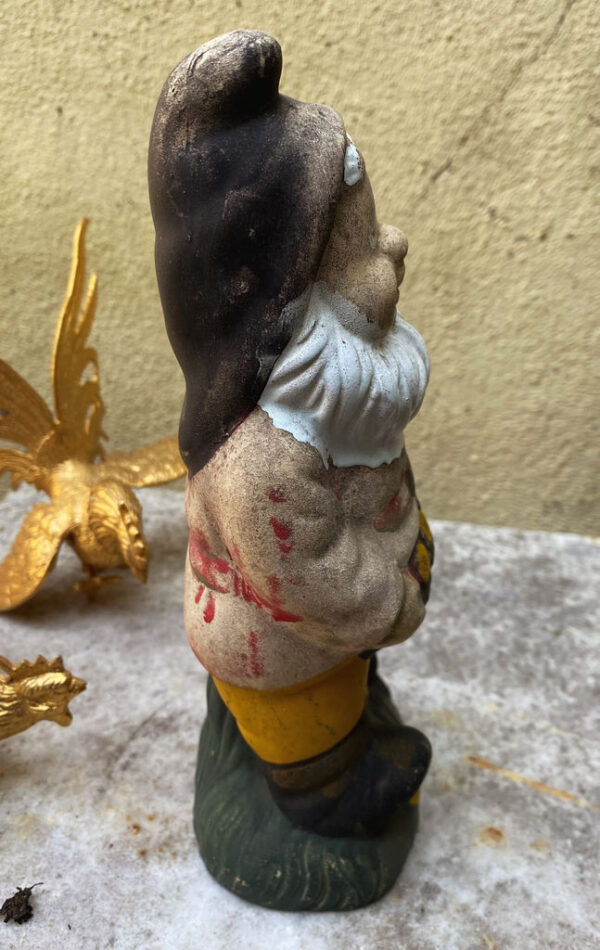 Antique earthenware garden gnomes with faded paint – ca. 1950 (6) Antieke aardewerken tuinkabouters met vervaagde verflaag – Antique earthenware garden gnomes with faded paint – ca. 1950