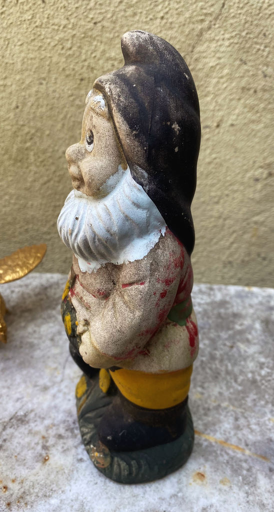 Antique earthenware garden gnomes with faded paint – ca. 1950 (8) Antieke aardewerken tuinkabouters met vervaagde verflaag – Antique earthenware garden gnomes with faded paint – ca. 1950