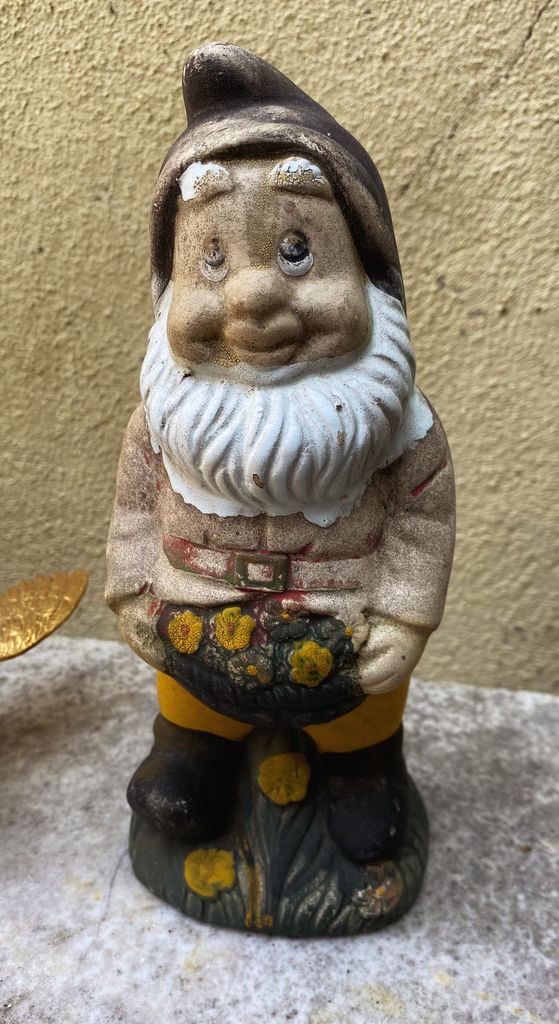 Antique earthenware garden gnomes with faded paint – ca. 1950 (9) Antieke aardewerken tuinkabouters met vervaagde verflaag – Antique earthenware garden gnomes with faded paint – ca. 1950