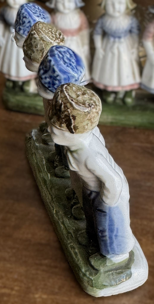 Antieke polychrome porseleinen boerenkinderen in Hollandse klederdracht – Antique polychrome porcelain Dutch farm children – ca. 1900