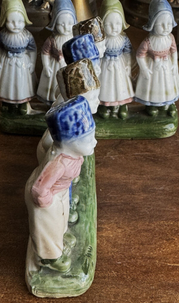 Antieke polychrome porseleinen boerenkinderen in Hollandse klederdracht – Antique polychrome porcelain Dutch farm children – ca. 1900